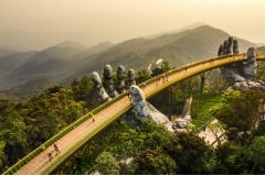 Khu du lịch Bà Nà Hill là một trong những địa điểm du lịch hấp dẫn ở Đà Nẵng thu hút rất nhiều du khách trong nước và nước ngoài.