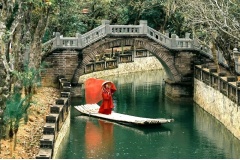 Phim trường cổ trang Thung Ui đang trở thành điểm đến gây “sốt” tại Ninh Bình nhờ vẻ đẹp hoang sơ, tĩnh lặng cùng không gian tái hiện đậm nét bối cảnh cổ trang. Nằm trong Quần thể danh thắng Tràng An, thuộc phường Tây Hoa Lư, tỉnh Ninh Bình,