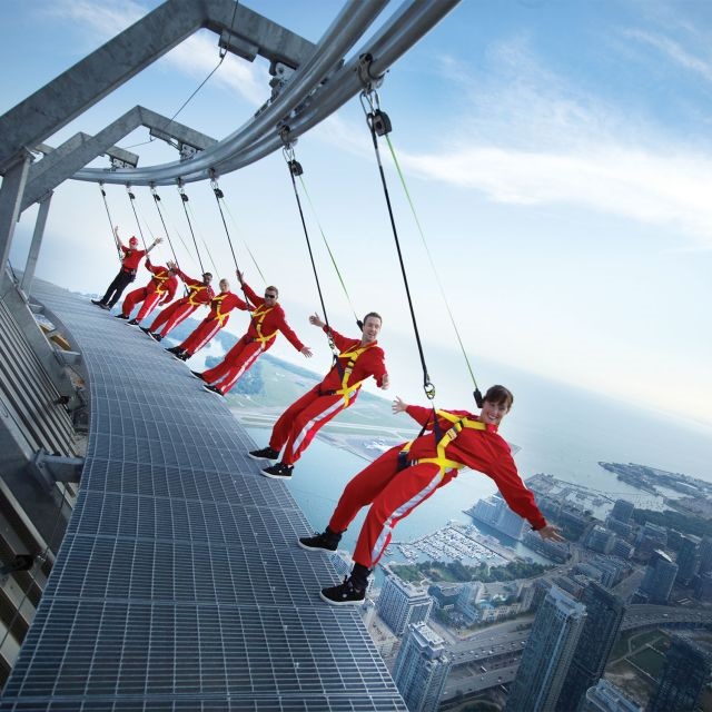 Tháp CN tower - trải nghiệm Edgewalk cho phép du khách đi bộ trên rìa tháp ở độ cao 356 mét