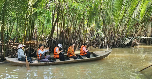Rowing a boat through the canals in Ben Tre.