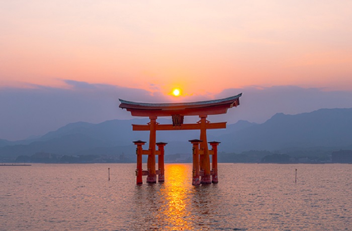 Cổng Torii khổng lồ tại Đền Itsukushima