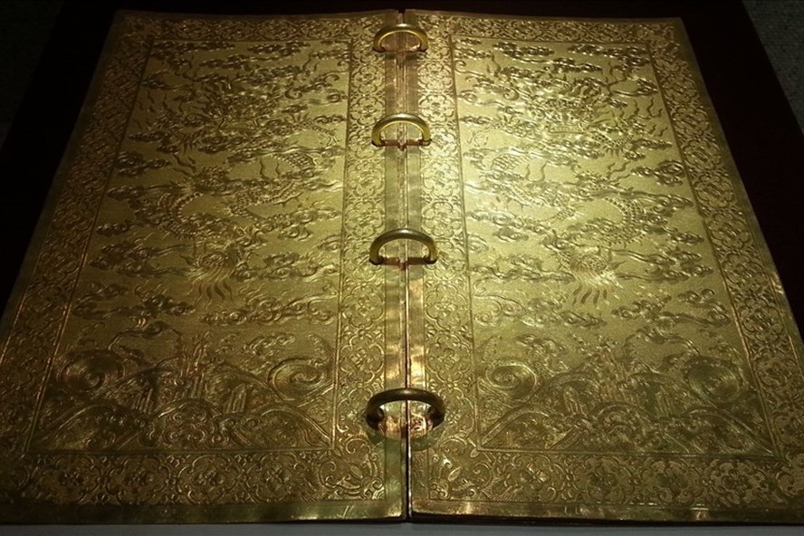 Cuốn sách bằng vàng ròng của triều Nguyễn 3