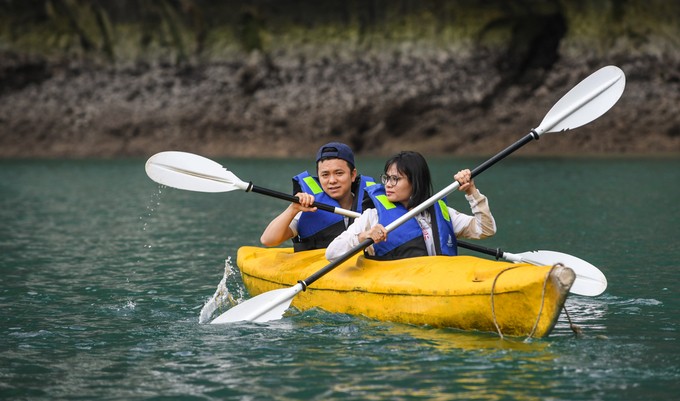 Chèo thuyền kayak ở Vịnh Lan Hạ Chèo thuyền kayak ở Vịnh Lan Hạ