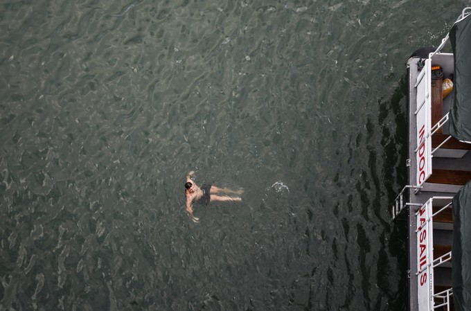 Bơi giữa biển ở Vịnh Lan Hạ Bơi giữa biển ở Vịnh Lan Hạ