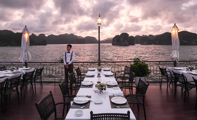 Bữa tối trên biển ở Vịnh Lan Hạ Bữa tối trên biển ở Vịnh Lan Hạ