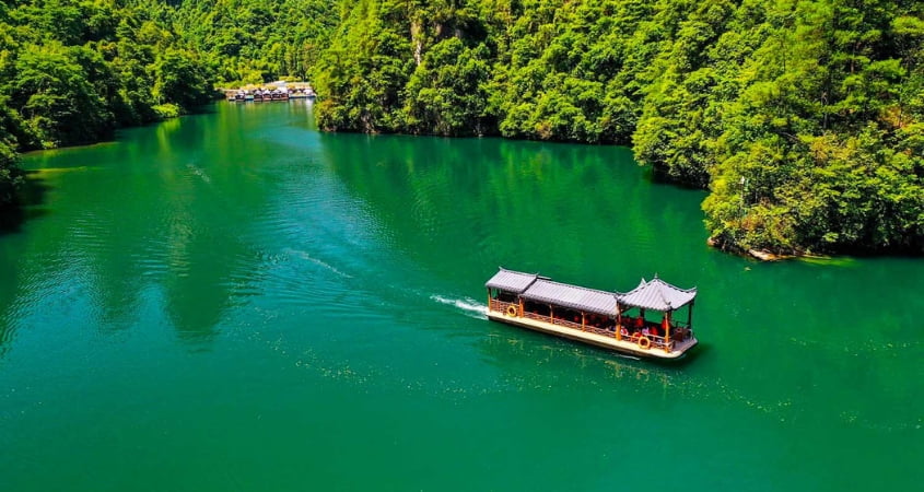 Du thuyền trên Hồ Bảo Phong ở Trương Gia Giới