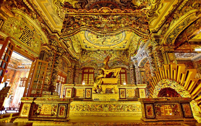 Lăng vua Khải Định ở Huế l&agrave; đỉnh cao nghệ thuật khảm s&agrave;nh sứ